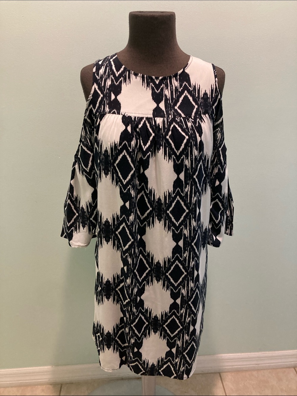 Gibson Latimer Black and White Geometric Midi Dress